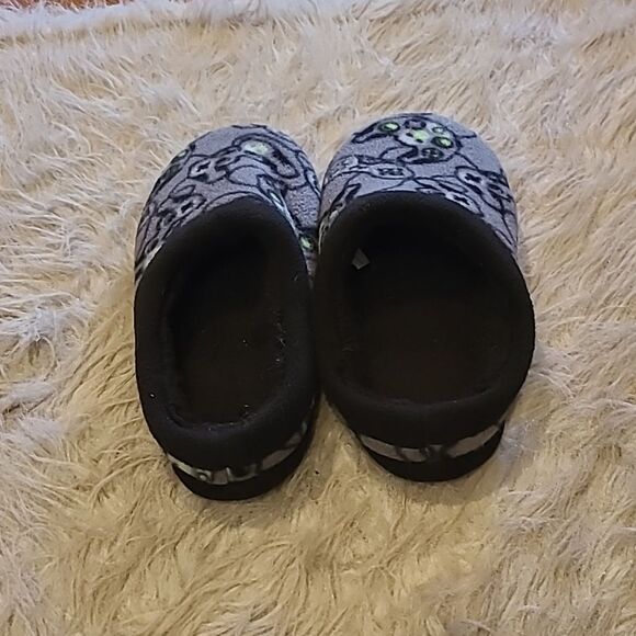 Cuddl duds boys gray, black and green contoller print fleece slippers - Picture 2 of 4